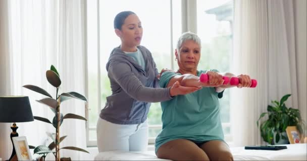 Femmes Physiothérapeute Patiente Avec Haltère Pour Consultation Médicale Réadaptation Musculaire — Video
