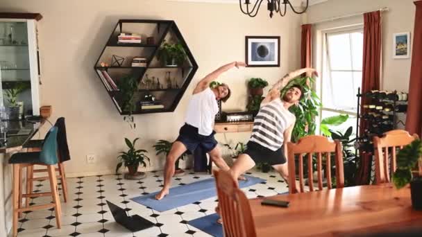 Laptop Ioga Homens Que Alongam Uma Casa Para Equilíbrio Streaming — Vídeo de Stock