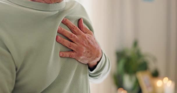 Senior Dor Mãos Pessoa Peito Para Parada Cardíaca Ataque Cardíaco — Vídeo de Stock