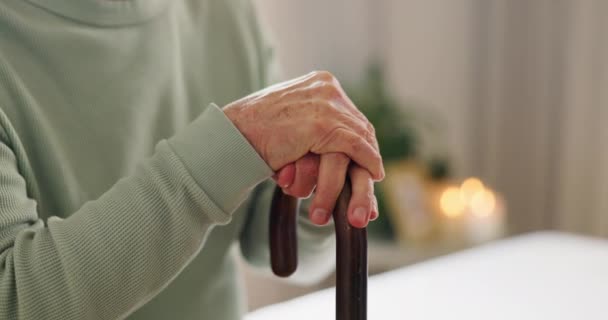Kij Chodzenia Ręce Starsza Osoba Niepełnosprawna Domu Dla Wsparcia Opieki — Wideo stockowe