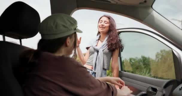 Viagem Carro Pausa Mulheres Amigas Conversando Carro Com Conversa Colagem — Vídeo de Stock