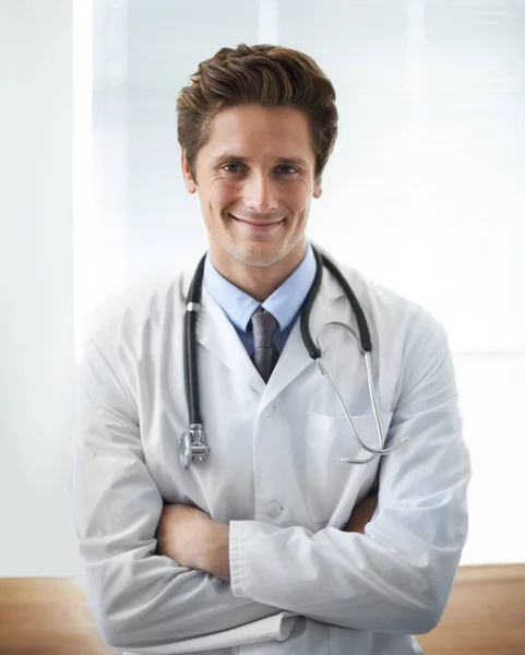 用听诊器对男医生的微笑 双臂交叉和肖像 以获得积极 善良和自信的态度 医院或诊所医务室的快乐 自豪和年轻的男性医务工作者 — 图库照片