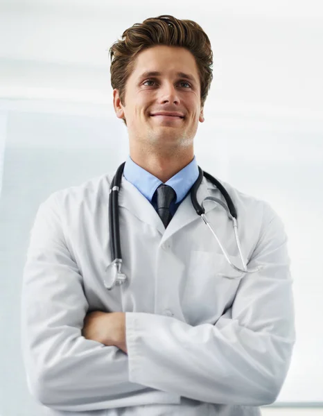 交叉的手臂和肖像男医生与听诊器积极向上 良好和自信的态度 在医院或诊所的医务室工作的年轻男性医务工作者的微笑 自豪和自信 — 图库照片