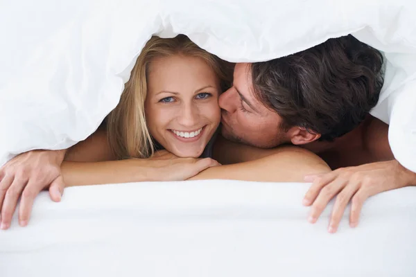 Καλύμματα Πορτρέτο Ευτυχισμένο Ζευγάρι Φιλί Στο Κρεβάτι Για Διακοπές Ρομαντικό — Φωτογραφία Αρχείου