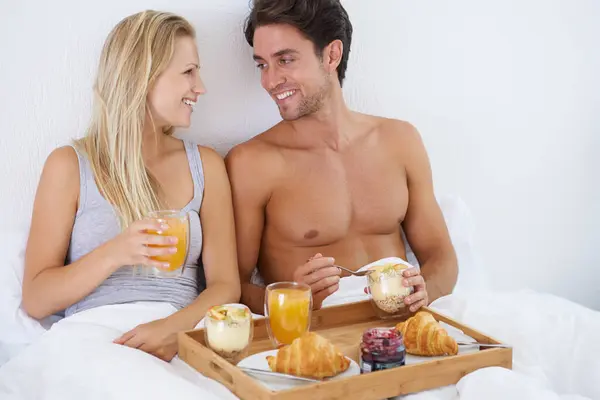 朝のベッドでのハッピーカップル 食べ物 目覚め または早めの食事は 自宅でリラックスして一緒に 健康的なスナック ビタミンCジュース 家での寝室での愛のための食事を楽しんで男女微笑む — ストック写真