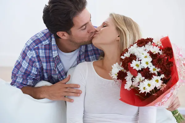 自宅で男 幸せな女性 記念日のお祝いのためにボーイフレンドに触れる バースデーギフト 恋愛のためのロマンスと花束 ロマンチックなジェスチャーと笑顔の日 — ストック写真