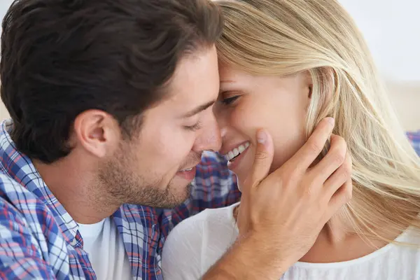 幸福的夫妻 浪漫的亲吻 拥抱爱情 家和沙发 丈夫和微笑以换取承诺 结合和亲密关系 男人和女人 — 图库照片