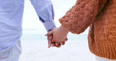 Yakın plan, çift el ele tutuşuyor ve yaz güneşinde romantizm, ilgi ve sevgiyle yürüyorlar. İnsanlar, erkek ve kadın destekli, şefkatli ve açık havada birlikte tatil, sahil ya da macera için.
