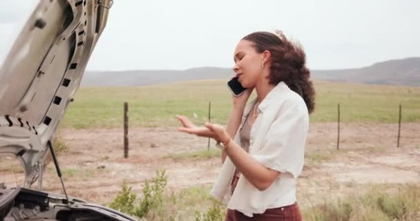 エンジン または故障で田舎の不満を抱えた女性による車 道路支援やヘルプのためのスマートフォン会話を持つ車 — ストック動画