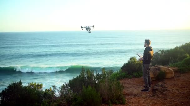 Drone Technologie Homme Avec Photographie Sur Plage Filmant Nature Eau — Video