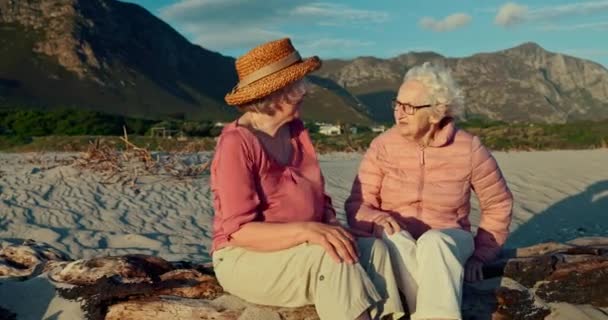 老年妇女 朋友和在海滩上谈论岩石 回忆和度假时与家人团聚的谈话 老妇人 人与自然 带着微笑 与群山聊天和放松 度假和退休 — 图库视频影像