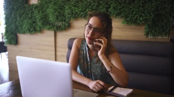 Creatieve Vrouw Laptop Telefoontje Café Voor Gesprek Aanzoek Netwerken Gelukkige — Stockvideo