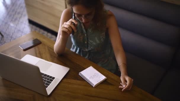 Vrouw Laptop Schrijven Het Café Voor Checklist Agenda Herinnering Hierboven — Stockvideo