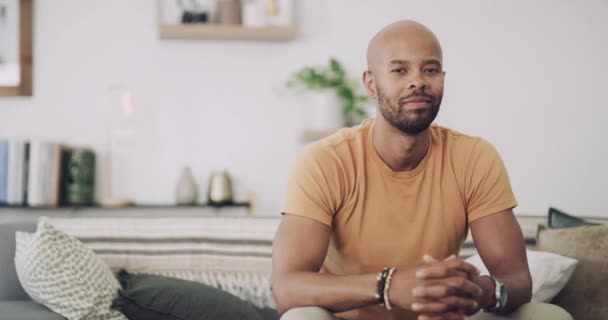 Czarny Człowiek Myślenie Portret Salonie Kanapie Decyzja Pomysł Pytaniem Domu — Wideo stockowe