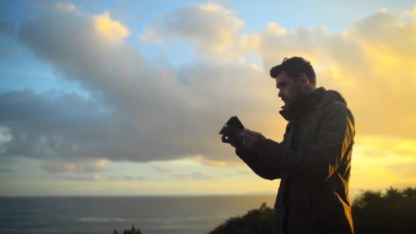 Natuur Berg Mens Met Tablet Voor Fotografie Voor Landschap Natuurlijke — Stockvideo