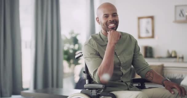 Portre Rahatlama Hafta Sonu Için Oturma Odasında Tekerlekli Sandalyedeki Siyah — Stok video