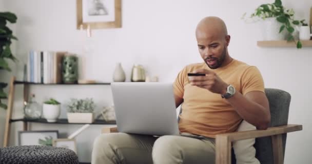 Man Laptop Dan Kartu Kredit Sofa Dengan Perbankan Untuk Belanja — Stok Video