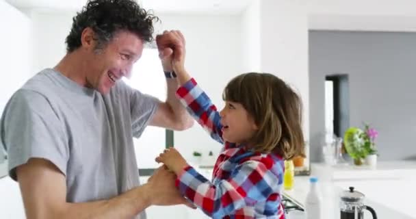 Család Boldog Játék Gyerek Konyhában Apával Mosolyogni Játék Kötődés Óvatosan — Stock videók