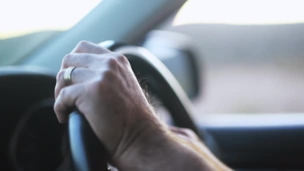 Одружений Чоловік Руки Водіння Автомобіля Подорожей Поїздки Дорозі Або Відкритому — стокове відео