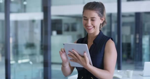 Zakenman Tablet Glimlach Voor Mailcommunicatie Kantoor Professional Met Carrière Online — Stockvideo