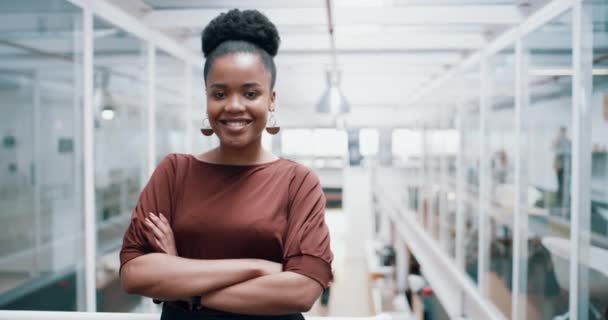 ビジネス 腕の黒人女性は 笑顔で職場でのキャリアと弁護士への信頼を越えました ケニアの法律事務所の弁護士 誇りと仕事で幸せな肖像画でポジティブ — ストック動画