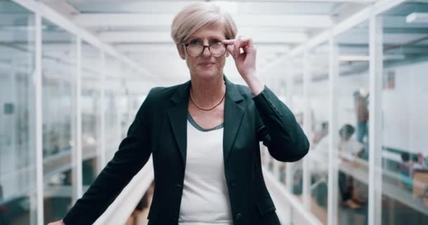 Reife Frau Business Gesicht Und Brille Für Das Vertrauen Die — Stockvideo