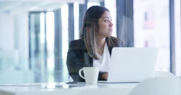 女商人 笔记本电脑 在办公室的窗口边喝咖啡边思考早上的日程安排或计划 在计算机上为工作场所的远见 决定或建议而惊奇的女性个人或雇员 — 图库视频影像