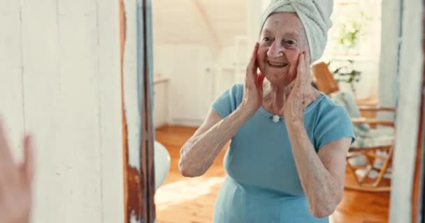 护肤和老年妇女在一个有化妆品 健康或乳霜应用的房子 洗澡后在家中用乳液 防晒霜或面部清洁进行反思 美容美发和老年女性 — 图库视频影像