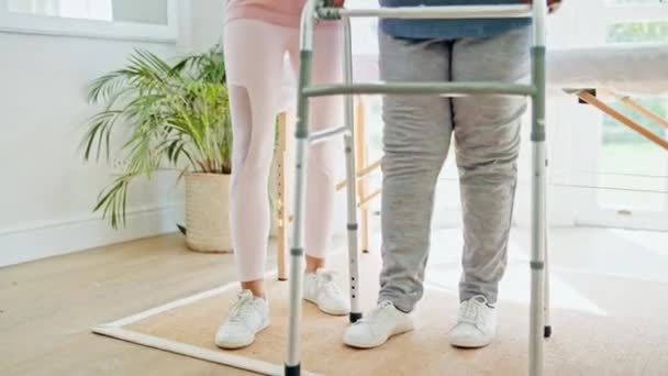 Reabilitação Estrutura Caminhada Fisioterapeuta Com Mulher Para Consulta Mobilidade Exercício — Vídeo de Stock
