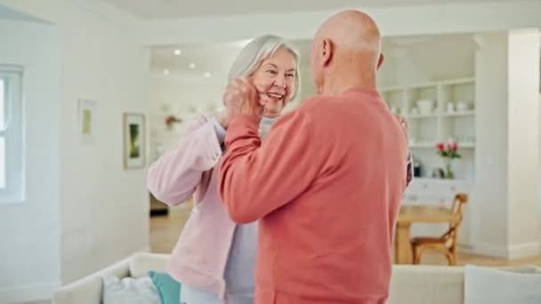 Couple Âgé Danse Maison Avec Amour Soutien Soins Ensemble Retraite — Video
