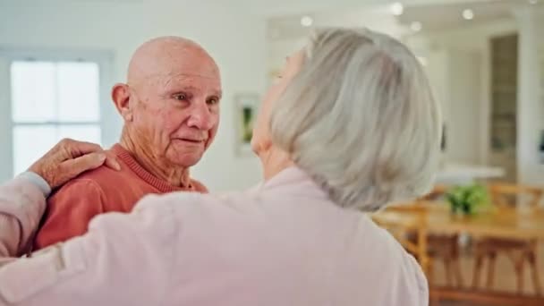 Kıdemli Çift Evde Aşk Romantizm Emeklilikteki Refah Için Gülümseyerek Dans — Stok video