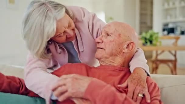 Pareja Mayor Beso Hogar Con Abrazo Amor Cuidado Juntos Retiro — Vídeos de Stock