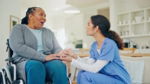 Enfermera Domicilio Mujer Silla Ruedas Hablando Amamantando Apoyando Conversaciones Felices — Vídeo de stock