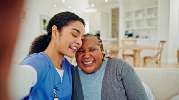 Enfermeira Selfie Mulher Feliz Madura Paciente Pessoas Postar Foto Memória — Vídeo de Stock