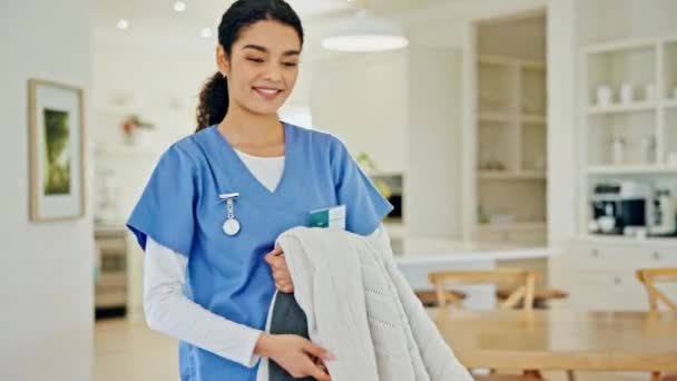 집에서 편안함을위한 간병인과 담요와 행복하고 도움을 거실에서 간호사 간호사와 — 비디오