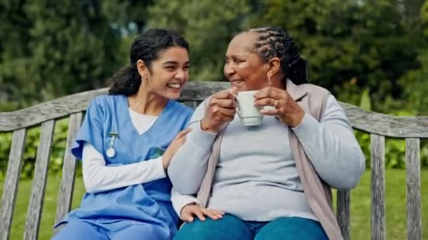 Lycklig Kvinna Sjuksköterska Och Patient Med Kaffe Parkbänk Eller Sväng — Stockvideo