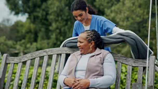 Счастливая Женщина Врач Пациент Обнимаются Скамейке Парке Заботе Престарелых Здравоохранении — стоковое видео