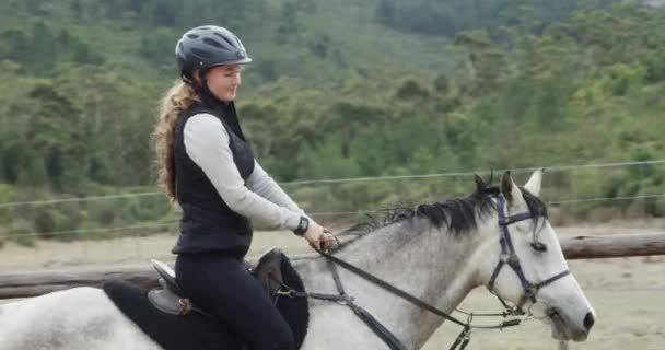 Kobieta Koń Kowbojka Jeżdżące Ranczu Kasku Podróży Hodowli Zwierząt Lub — Wideo stockowe