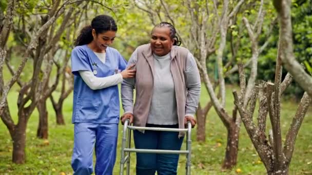 Cuidado Personas Mayores Anciana Con Andador Enfermera Parque Con Apoyo — Vídeos de Stock