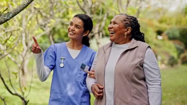 老年护理 带着微笑的老妇人和花园的护士在护理院的支持 帮助或信任 物理治疗 退休保健和老年人与照顾者一起在公园散步 — 图库视频影像