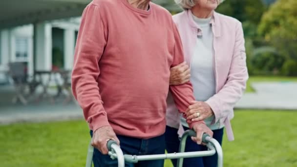 Walker Seniorenpaar Und Outdoor Mit Unterstützung Und Hilfe Bei Ruhestand — Stockvideo