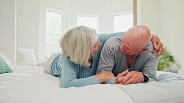 Старший Обійнятий Пара Цілуються Ліжку Доглядають Єднуються Вдома Любов Щасливий — стокове відео