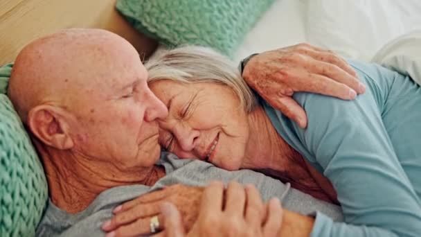 Ancianos Abrazos Pareja Feliz Cama Conversando Abrazándose Juntos Casa Amor — Vídeos de Stock