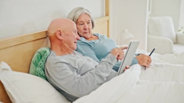 Vieux Couple Sur Lit Avec Tablette Téléphone Lecture Des Médias — Video