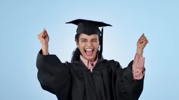 毕业成功 庆祝或快乐的学生在工作室与教育 学院或大学的目标 胜利或自豪的毕业生 因学习成绩或蓝色背景的奖学金而兴奋 — 图库视频影像