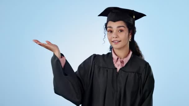 Graduado Educación Cara Mujer Con Mano Apuntando Estudio Para Inscribirse — Vídeo de stock