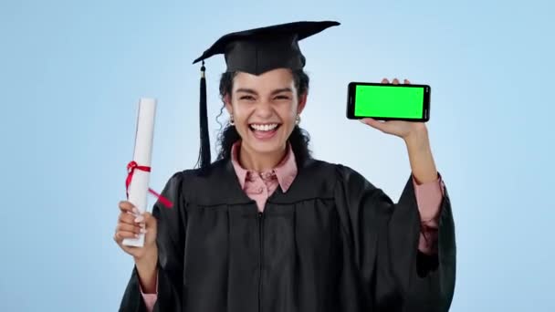 Освіта Сертифікат Жінка Стикаються Зеленим Екраном Телефону Студії Реєстрації Синьому — стокове відео