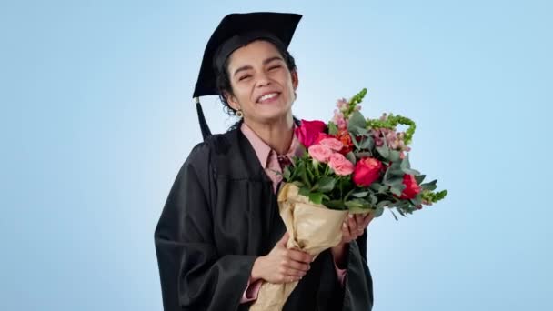 Αποφοίτηση Λουλούδια Και Χαμόγελο Μια Φοιτήτρια Μπλε Φόντο Στο Στούντιο — Αρχείο Βίντεο