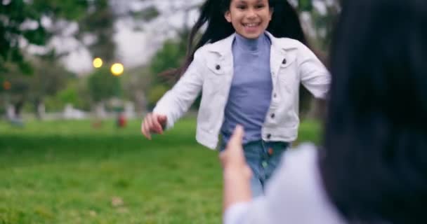 Семья Парк Ребенок Обнимают Родителей Связи Отношения Любящие Объятия Свежем — стоковое видео