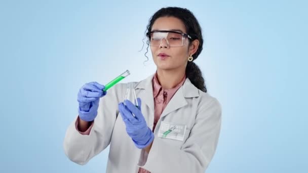 Femmes Scientifique Bécher Verre Pour Expérience Virus Analyse Avec Liquide — Video